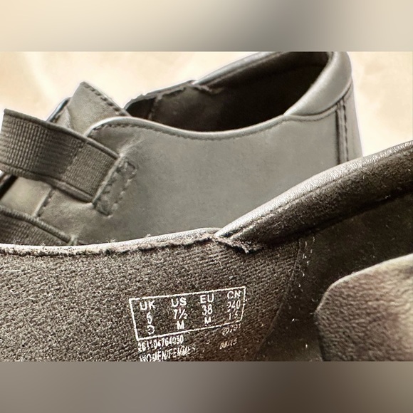 Clarks Women’s Heeled Booties Sz 7.5 - BLACK - Picture 13 of 15